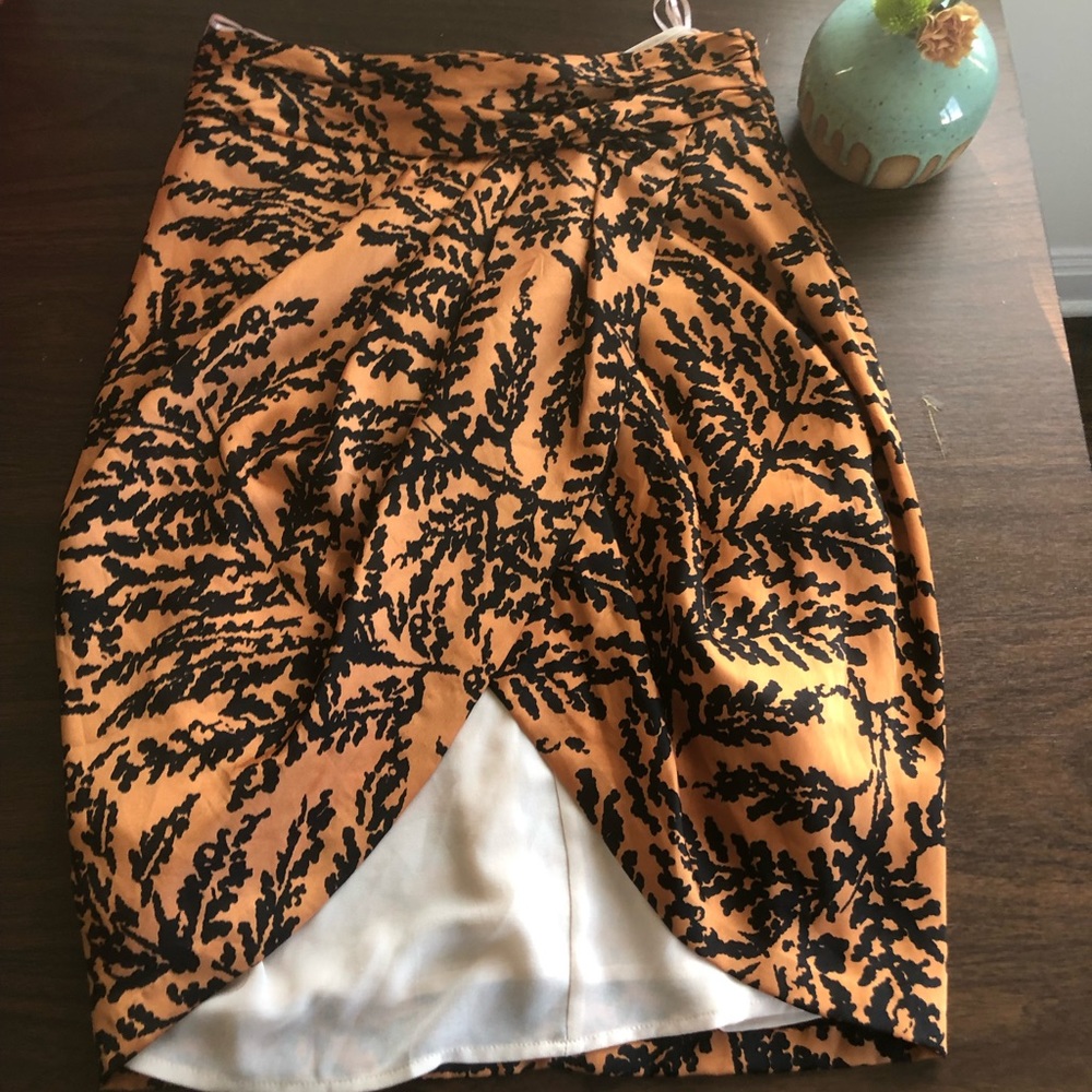 Super flattering Zara tulip skirt